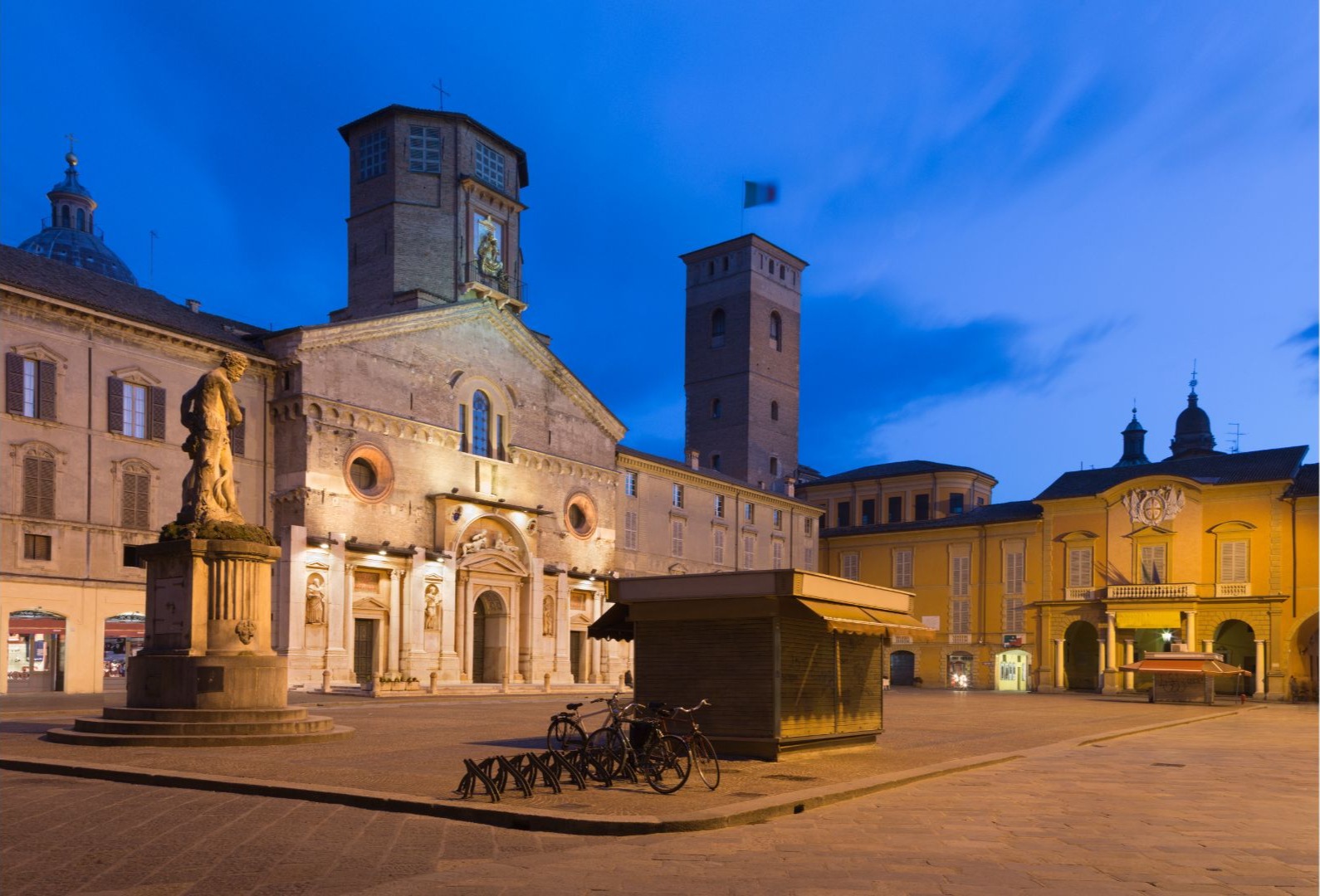 5:30 Tour all’Alba: Walking tour tra arte e storia nel cuore di Reggio